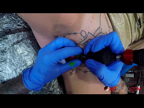 ❤️ Sully Savage mai tsananin jarfa ta yi tattoo a kan kwarin ta Batsa na Gida ﹏